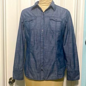 Columbia blue chambray button down shirt with flap chest pockets size L